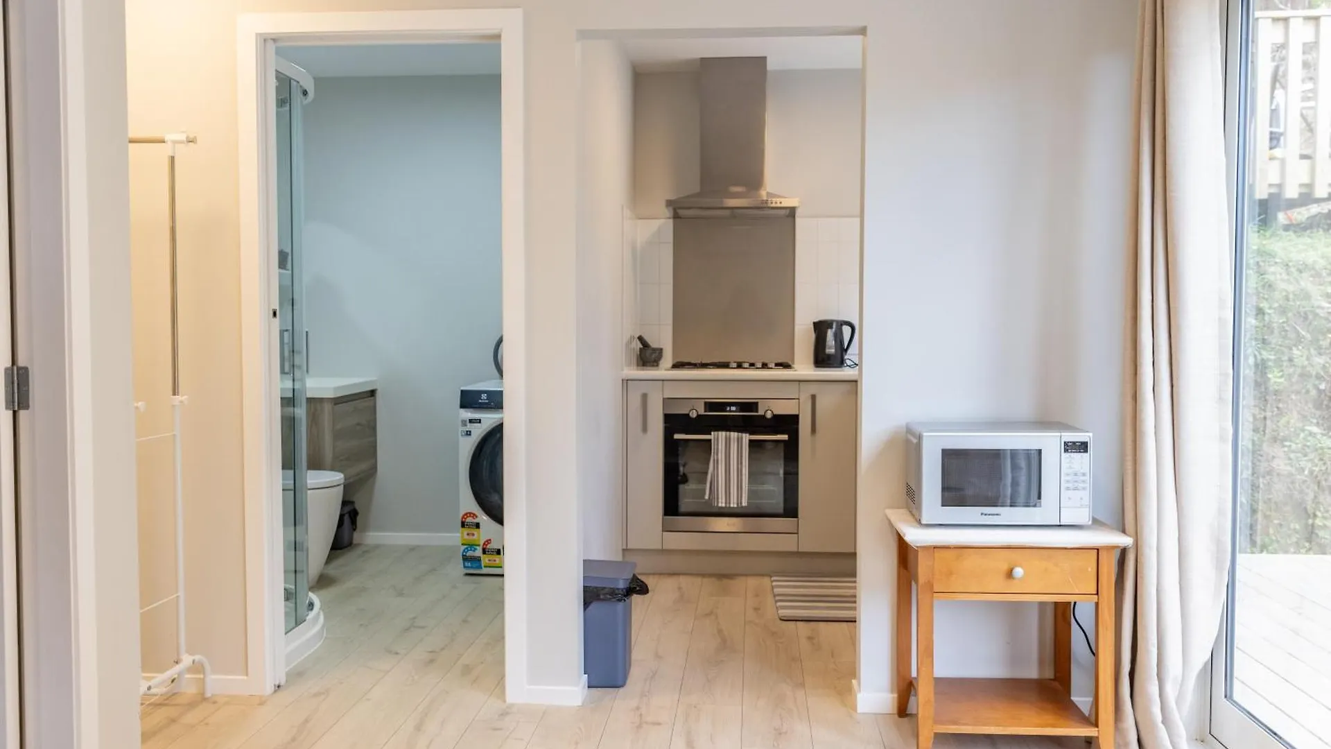 Guest house Back Garden Flat With Free On Street Parking And Fiber Wifi - 15 Mins To Ferry, Stadium, Cbd Wellington New Zealand